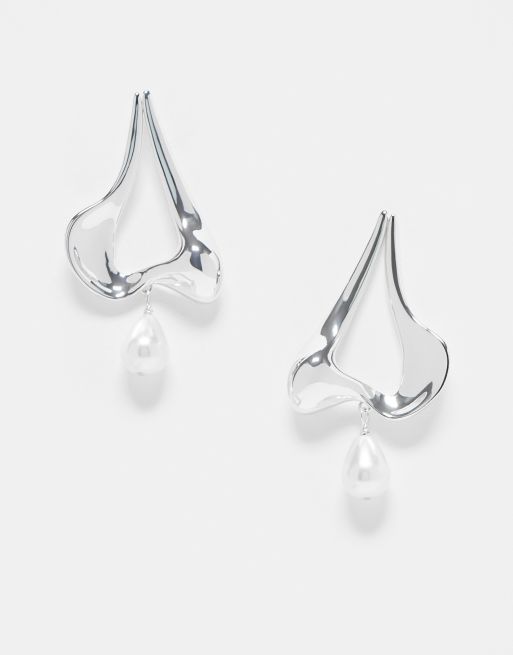 & Other Stories - Oorbellen met abstract hangertje en imitatieparel in zilver