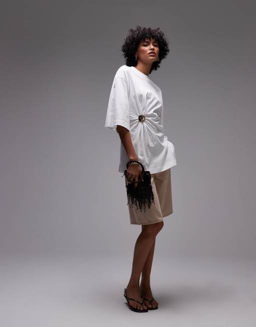 & Other Stories – Oversize-Oberteil in Weiß aus Jersey mit asymmetrischem, goldfarbenem Schnallendetail, 3 von 4