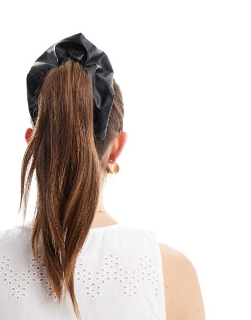 & Other Stories - Oversized sort scrunchie i imiteret læder i firkantet form 
