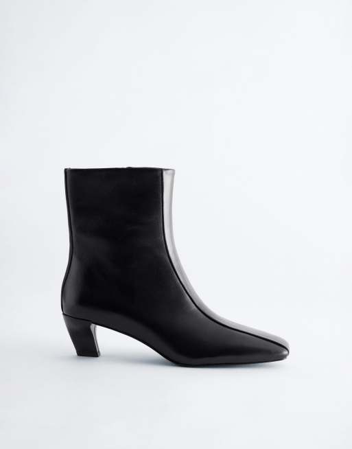 & Other Stories Premium-Leder-Stiefeletten mit eckiger Zehenpartie in Schwarz, 3 von 4