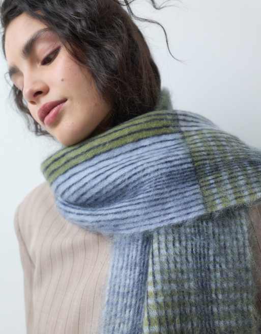 & Other Stories premium mohair sjaal in blauw-groene ruit, 3 van 3