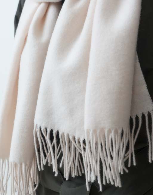 & Other Stories premium scarf med fransad kant i elfenbensfärg och ull, 3 av 3