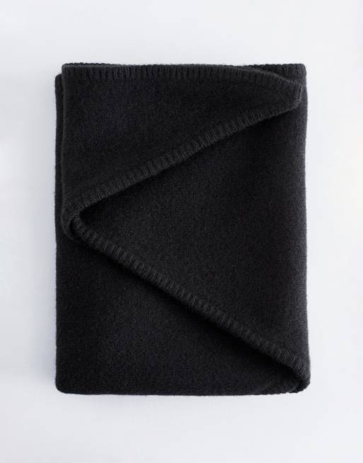 & Other Stories premium wool triangle scarf in black, 3 of 3
