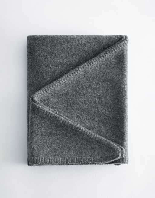 & Other Stories premium wool triangle scarf in mid grey, 2 z 3