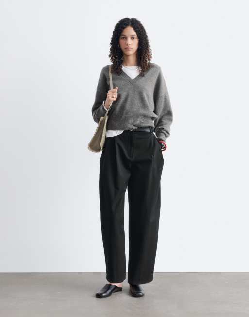 & Other Stories pull en maille col V gris, 2 de 5