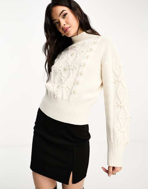 & Other Stories – Pullover in Ecru mit Stehkragen, Zopfmuster und Kunstperlen