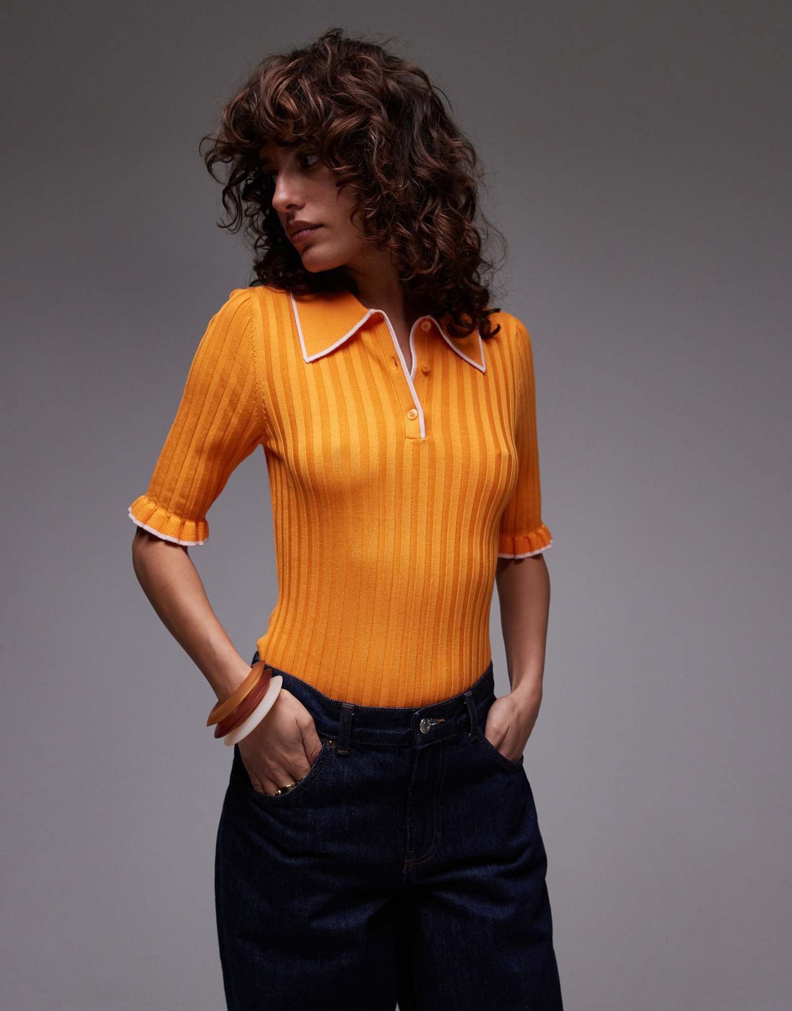&Other Stories Трикотажный топ-поло в рубчик оранжевого цвета с короткими рукавами и контрастной отделкой жабо
