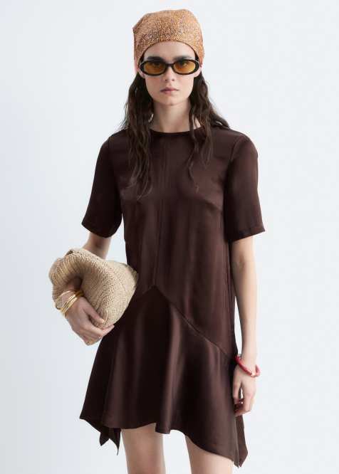 & Other Stories - Robe courte en tissu satiné avec taille basse et ourlet mouchoir - Marron chocolat - view 1