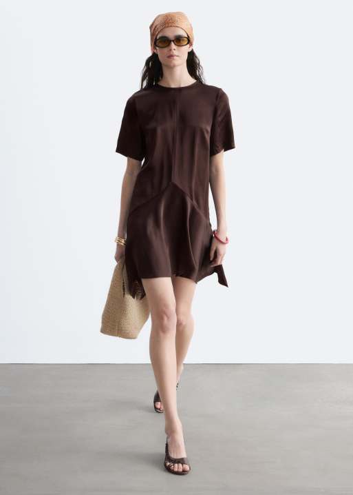 & Other Stories - Robe courte en tissu satiné avec taille basse et ourlet mouchoir - Marron chocolat, 2 de 5