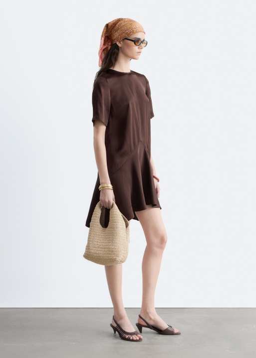 & Other Stories - Robe courte en tissu satiné avec taille basse et ourlet mouchoir - Marron chocolat, 3 de 5