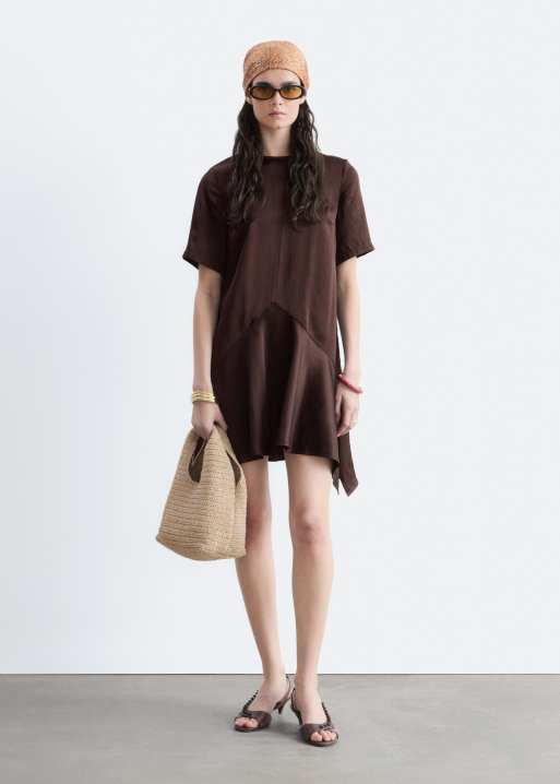 & Other Stories - Robe courte en tissu satiné avec taille basse et ourlet mouchoir - Marron chocolat, 4 de 5