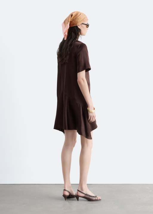 & Other Stories - Robe courte en tissu satiné avec taille basse et ourlet mouchoir - Marron chocolat, 5 de 5