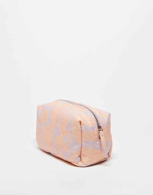 & Other Stories – Rosa och lila sminkväska med geometriskt mönster, 3 av 3