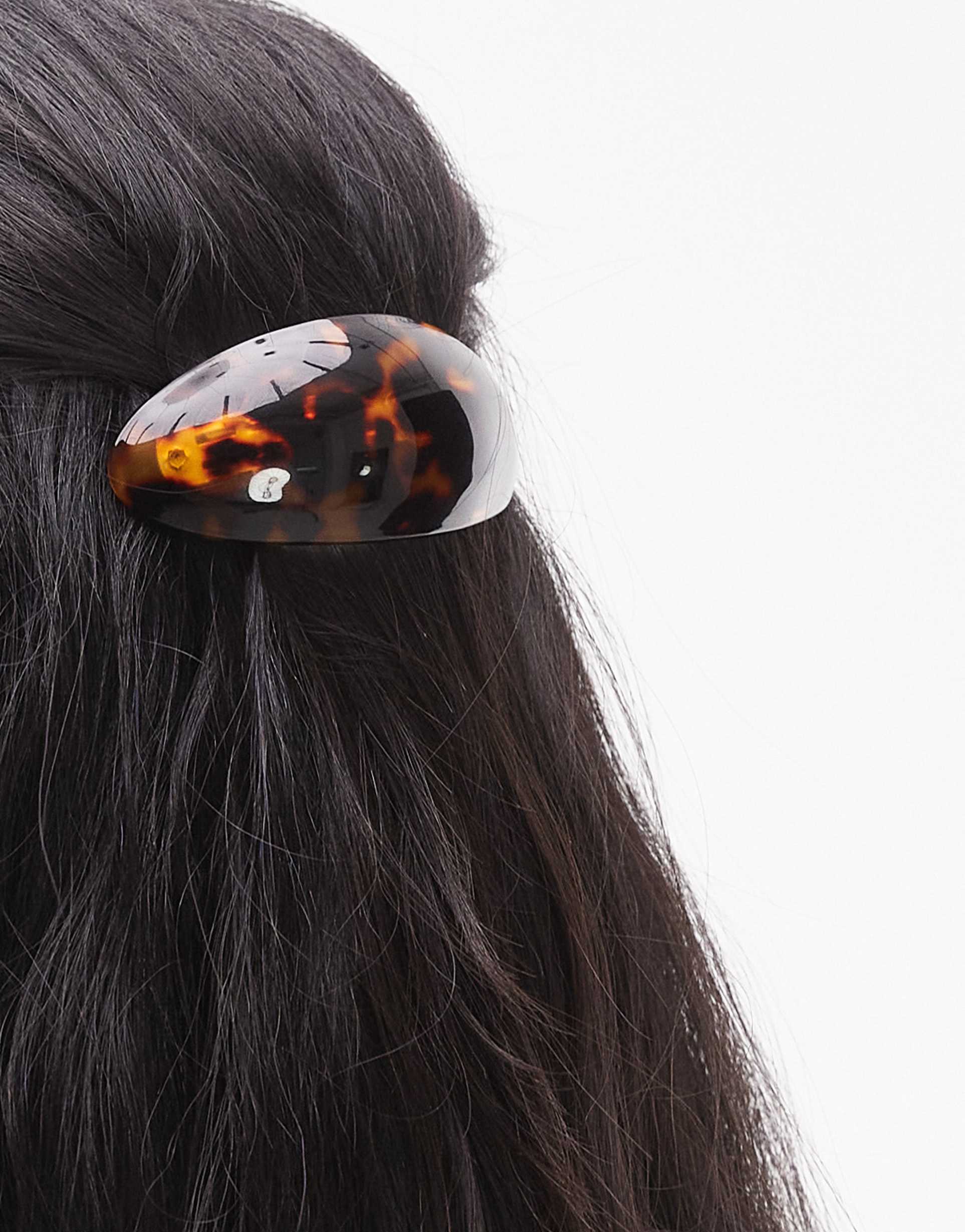 & other stories round hair clip in brown tortoise