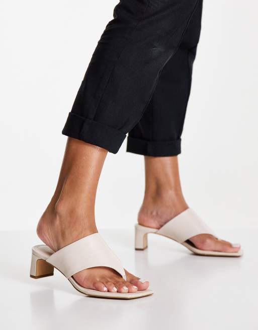& Other Stories - Sandales en cuir à talon avec entredoigt - Beige clair