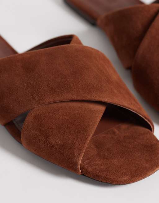& Other Stories - Sandales plates à brides croisées en cuir véritable et daim - Marron, 3 de 4