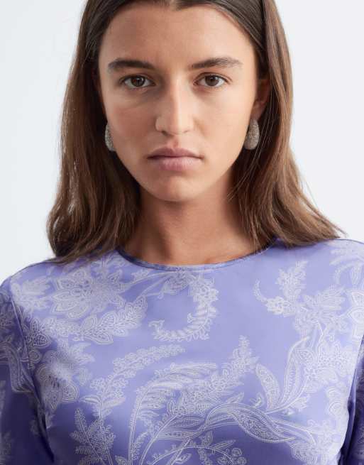 & Other Stories – Satin-Maxikleid in Lila mit Paisleymuster, angeschnittener Taille und Schlitzdetail, 2 von 4