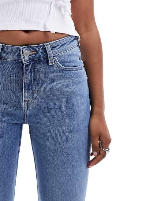 & Other Stories – Schlag-Jeans in mittelblauer Waschung mit niedrigem Bund, 4 von 5