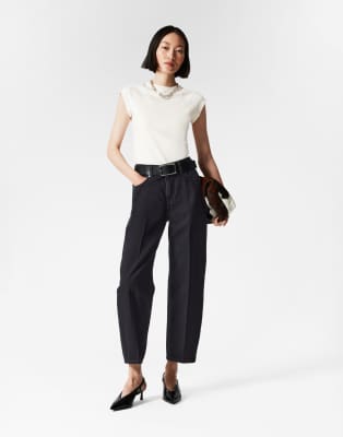 & Other Stories - Schmale Barrel-Jeans in verwaschenem Schwarz-Blau
