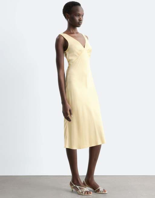 & Other Stories – Schräg geschnittenes Satin-Midikleid in Buttergelb, 3 von 3