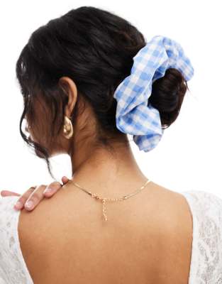 & Other Stories - Scrunchie-Haargummi mit Vichy-Karo in Blau und Weiß