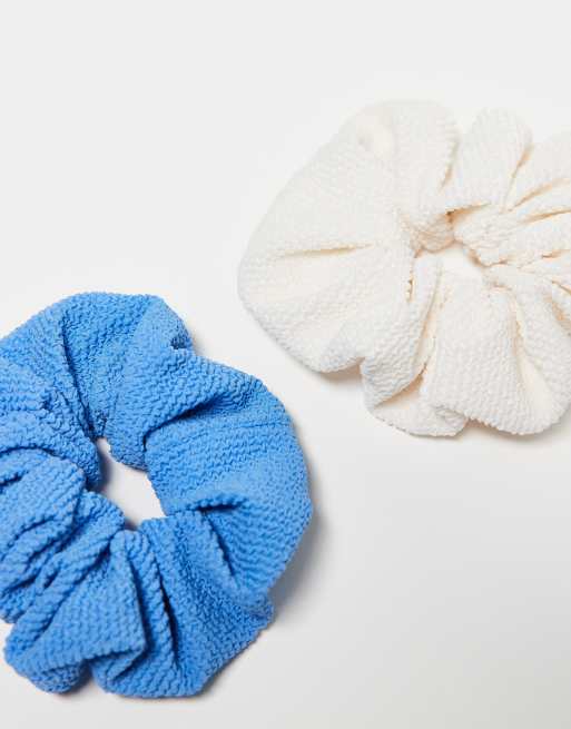 & Other Stories - Set van 2 grote haarscrunchies met textuur in wit en blauw, 2 van 3
