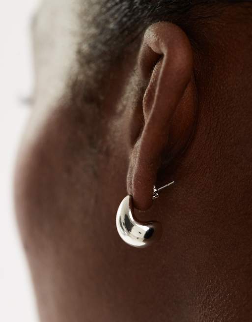 & Other Stories – Silverfärgade, små hängande stiftörhängen, 4 av 4