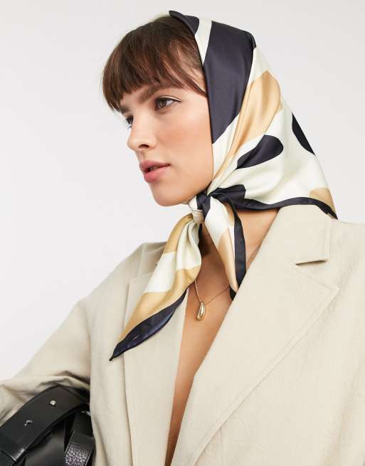 & Other Stories - Sjaal met print in zwart en beige