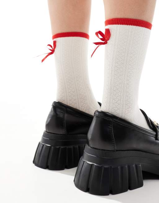 & Other Stories – Socken in gebrochenem Weiß mit roter Schleife