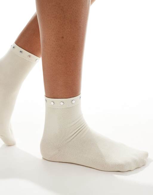 & Other Stories – Socken in gebrochenem Weiß mit silberfarbenen Nieten