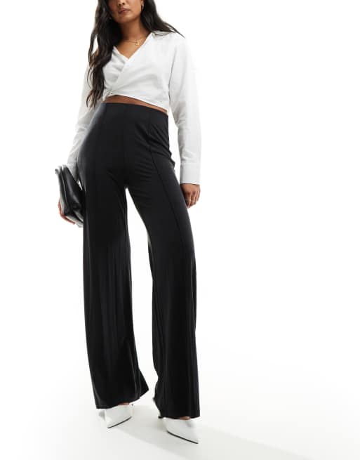 & Other Stories - Soepelvallende flare-broek met platgestikte plooitjes in zwart