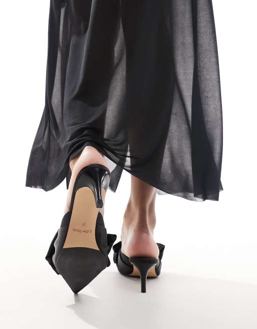 & Other Stories – Spitz zulaufende Kitten-Heel-Pumps aus Satin in Schwarz mit Schleife, 3 von 4