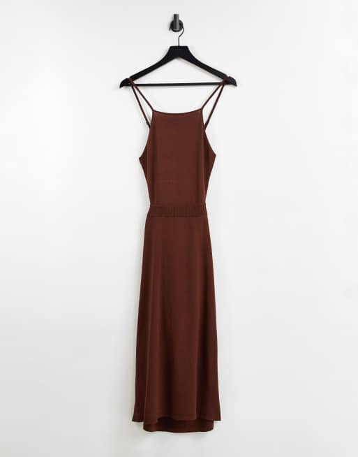 & Other Stories – Strick-Midikleid mit seitlichen Zierausschnitten in Dunkelbraun