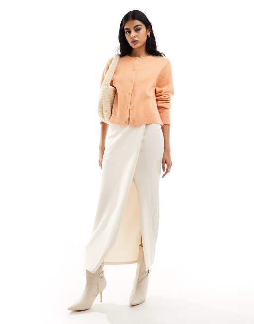 & Other Stories – Strickjacke aus Merino-Wollmix in sanftem Apricot mit Knopfleiste