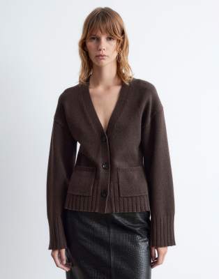& Other Stories - Strickjacke aus Wollmix in Braun mit Taillierung und voluminösen Ärmeln-Brown