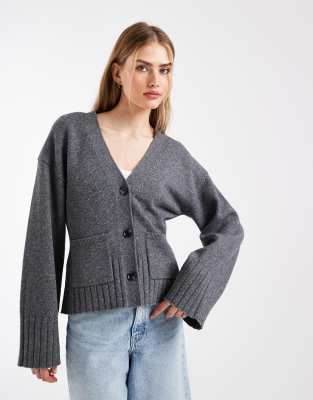 & Other Stories - Strickjacke aus Wollmix in Dunkelgrau mit Taillierung und voluminösen Ärmeln