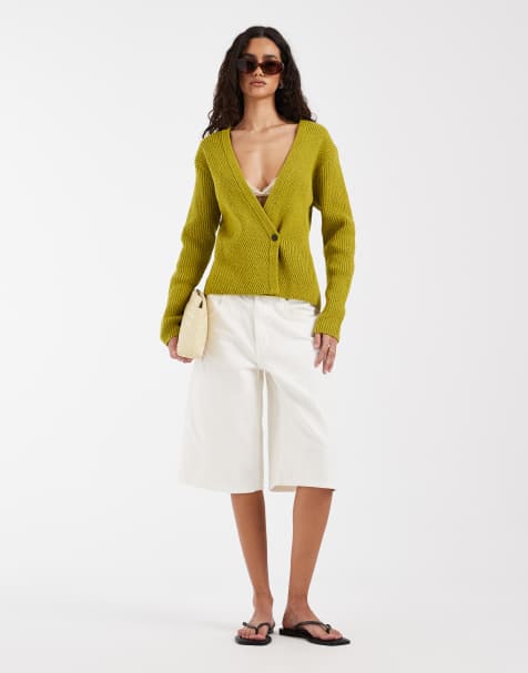 & Other Stories – Strickjacke in Grün mit tiefem V-Ausschnitt und Knopfleiste - view 1