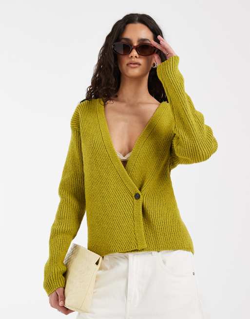 & Other Stories – Strickjacke in Grün mit tiefem V-Ausschnitt und Knopfleiste, 2 von 4