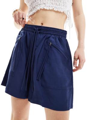 & Other Stories - Superweiche Shorts in Blau mit elastischem Bund und Reißverschlusstaschen