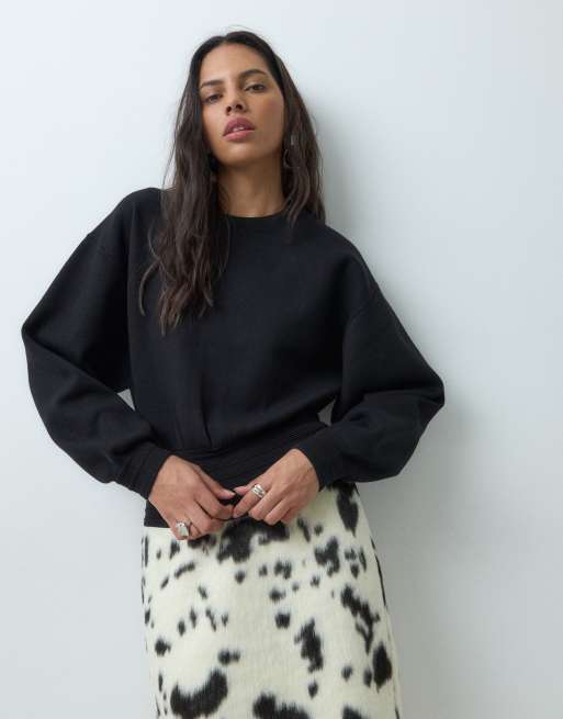 & Other Stories sweter z bufiastym rękawem i szerokim mankietem w czerni, 4 z 5