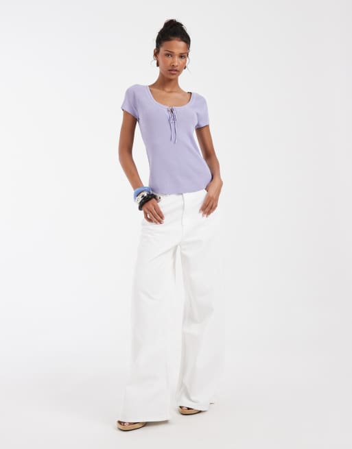 & Other Stories – T-Shirt in Helllila mit tiefem Ausschnitt und Schleifendetail, 3 von 4