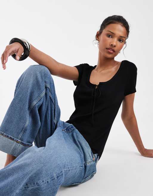 & Other Stories – T-Shirt in Schwarz mit tiefem Ausschnitt und Schleifendetail , 3 von 4