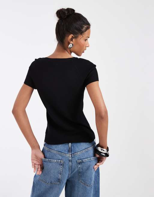& Other Stories – T-Shirt in Schwarz mit tiefem Ausschnitt und Schleifendetail , 4 von 4