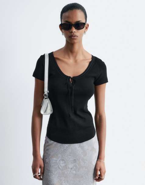 & Other Stories - T-shirt met korte mouwen, lage hals en strikdetail in zwart - view 1