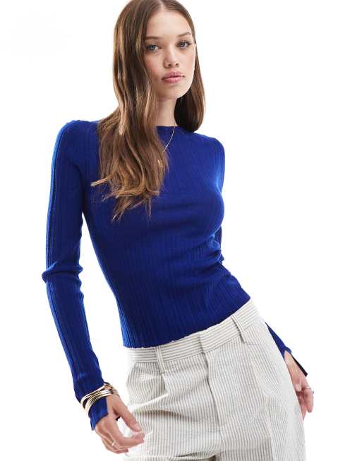 & Other Stories - Top aderente blu acceso a coste in maglia di lana merino con scollo a barchetta e polsini con spacco