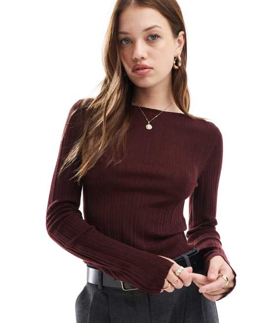 & Other Stories - Top aderente in maglia rosso bordeaux a coste in lana merino con scollo a barchetta e spacchi sui polsini