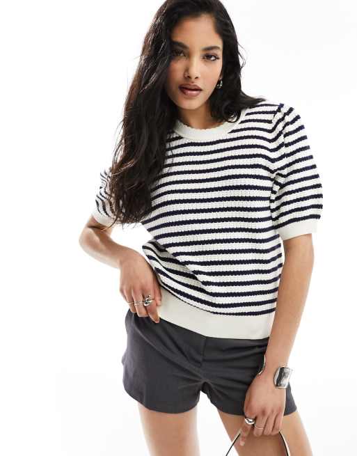 & Other Stories - Top in maglia a maniche corte blu e bianco a righe con scollo smerlato 