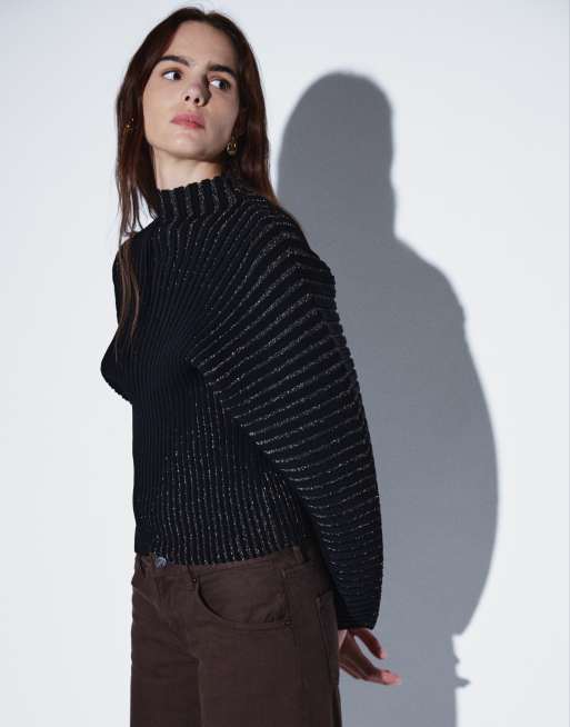 & Other Stories top in maglia a maniche lunghe con collo alto e dettagli a coste nero, 1 di 4
