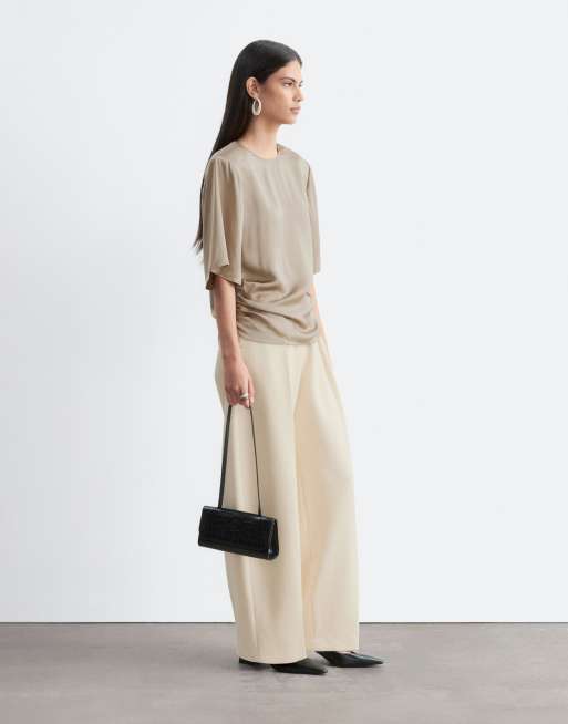 & Other Stories top in satin asimmetrico con maniche corte e arricciature beige, 4 di 4