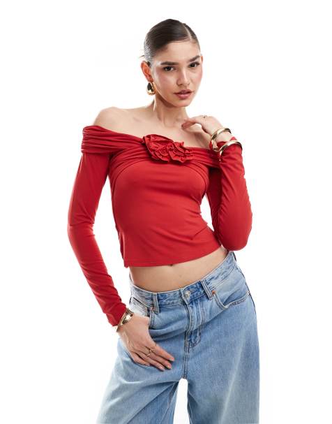 & Other Stories - Top met lange mouwen, blote schouders en corsage aan de voorkant in rood - view 1